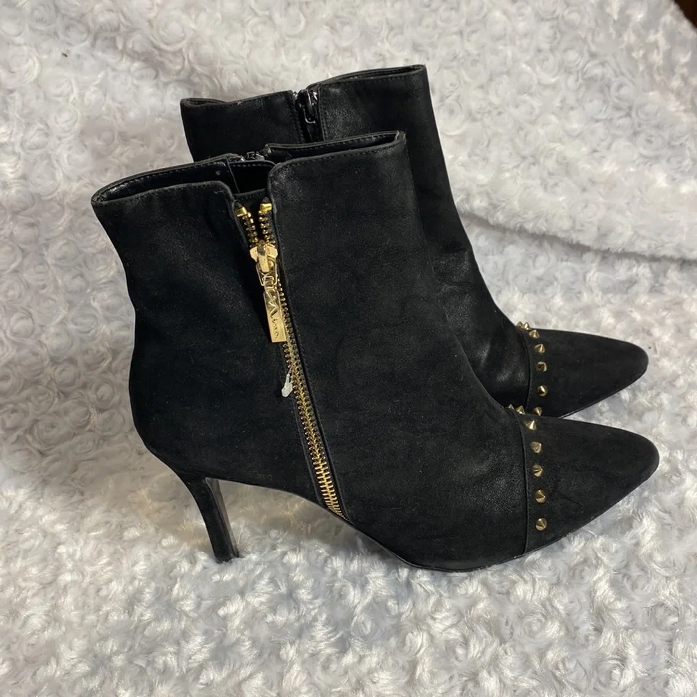 Nina New York black suede gold studded heeled ankle boots size 9